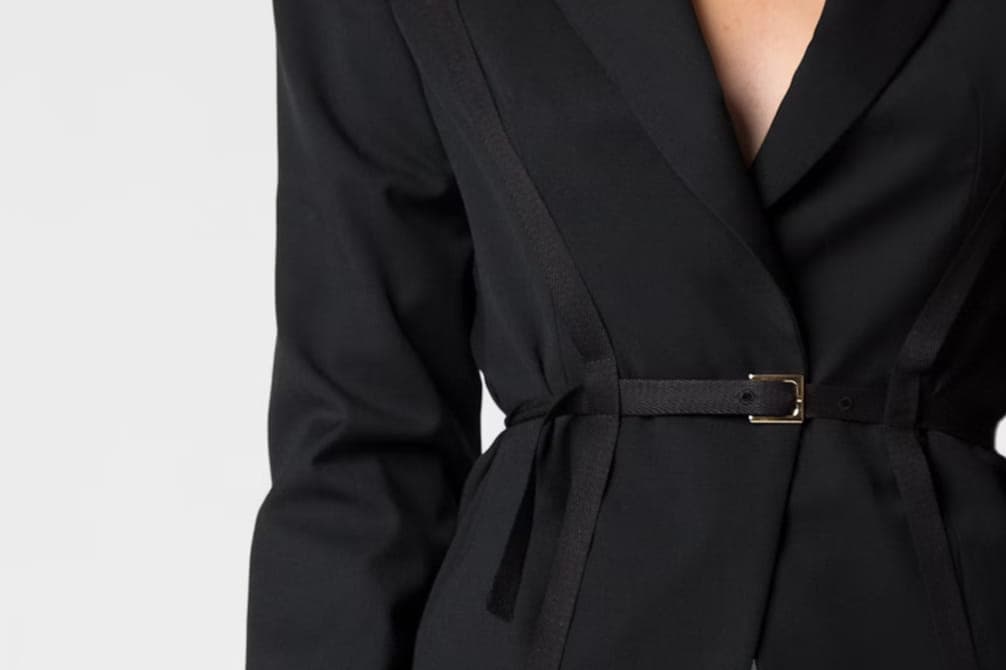 The Hourglass Blazer: Fall/Winter 2025/26’s Biggest Trend - image