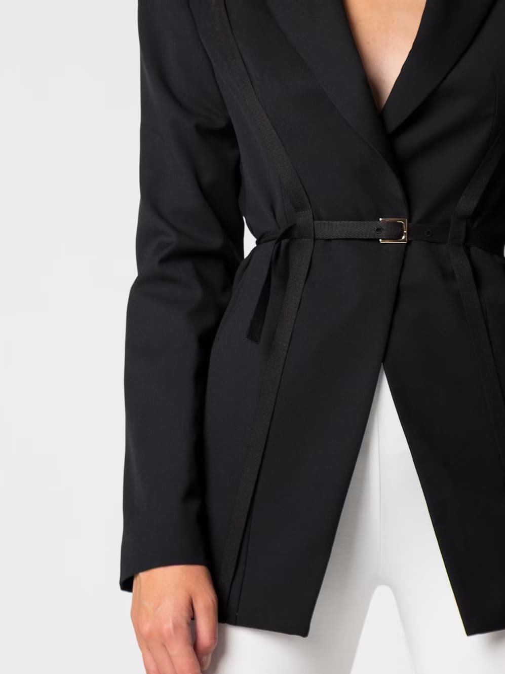 The Hourglass Blazer: Fall/Winter 2025/26’s Biggest Trend